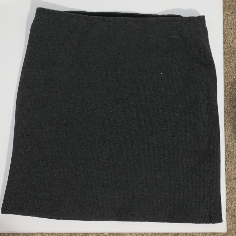 Fitted grey skirt